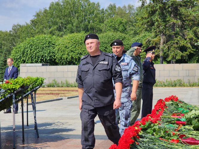 Представители Росгвардии приняли участие в торжественно-траурном мероприятии на Пискарёвском мемориальном кладбище