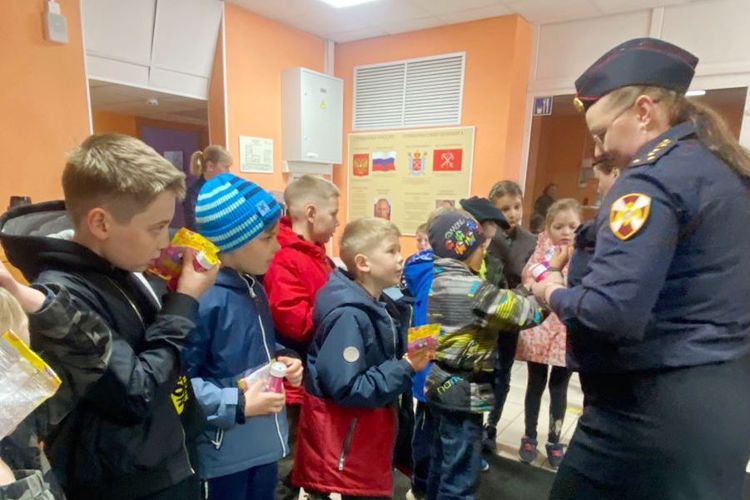 В Петербурге и Ленобласти сотрудники Росгвардии провели праздничные мероприятия для детей