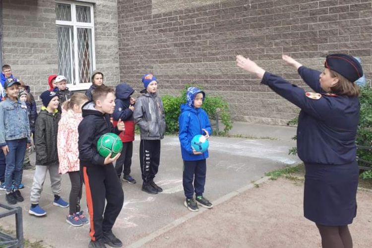 В Петербурге и Ленобласти сотрудники Росгвардии провели праздничные мероприятия для детей