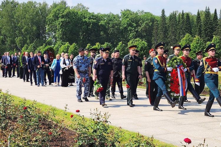 Представители Росгвардии приняли участие в торжественно-траурном мероприятии на Пискарёвском мемориальном кладбище