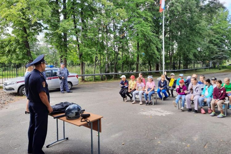 В Волховском районе сотрудники Росгвардии провели встречу с воспитанниками летнего оздоровительного лагеря