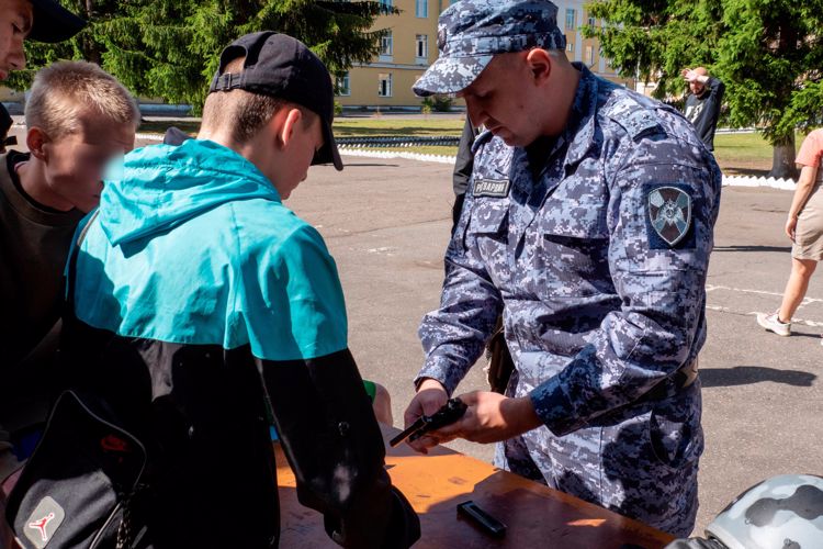 В Московском районе сотрудники Росгвардии провели информационно-ознакомительное мероприятие для подростков