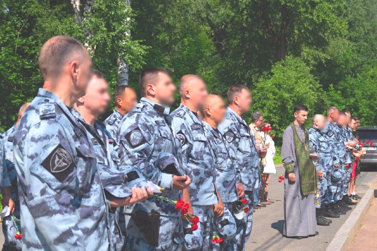 Сотрудники ОМОН "Бастион" почтили память погибших товарищей