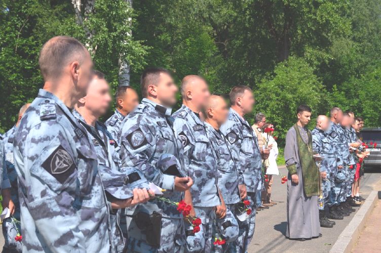 Сотрудники ОМОН "Бастион" почтили память погибших товарищей