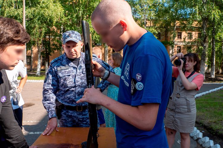 В Московском районе сотрудники Росгвардии провели информационно-ознакомительное мероприятие для подростков