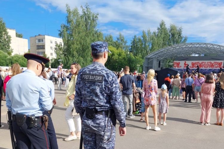 В Тихвине сотрудники Росгвардии приняли участие в обеспечении правопорядка при проведении праздничных мероприятий