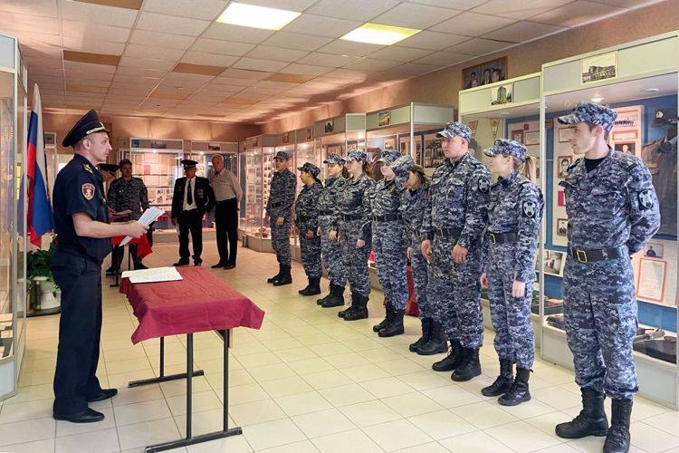 Молодые сотрудники вневедомственной охраны Невского района приняли присягу