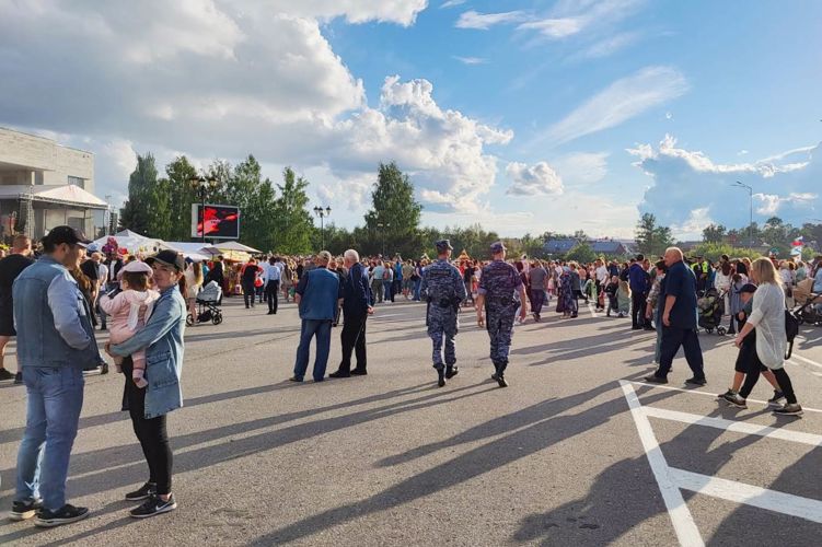 В Тихвине сотрудники Росгвардии приняли участие в обеспечении правопорядка при проведении праздничных мероприятий