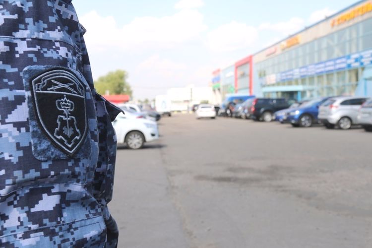 В Кировском районе наряд вневедомственной охраны задержал рецидивиста, похитившего из супермаркета кондитерские изделия