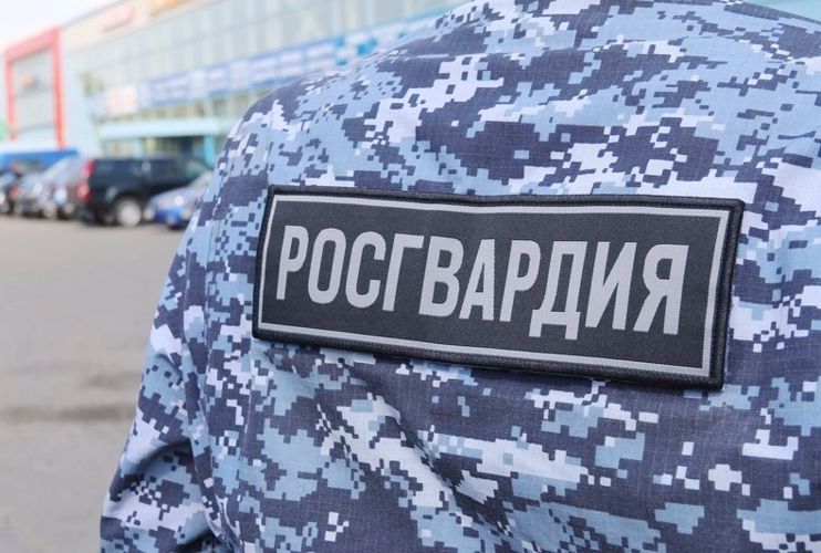 В Кингисеппе сотрудники Росгвардии задержали правонарушителя с двумя метательными ножами