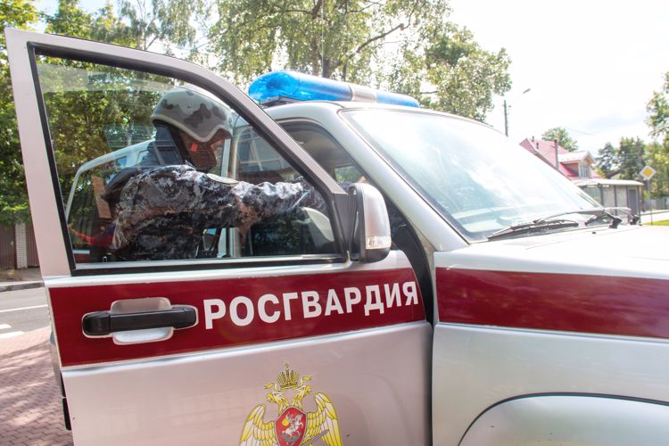 В Выборге сотрудники Росгвардии задержали подозреваемого в краже банковской карты у местного жителя