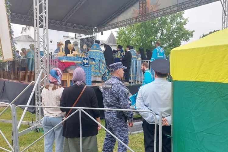 В Тихвине сотрудники Росгвардии приняли участие в обеспечении правопорядка при проведении праздничных мероприятий