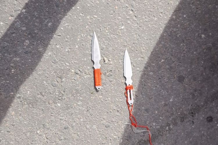 В Кингисеппе сотрудники Росгвардии задержали правонарушителя с двумя метательными ножами