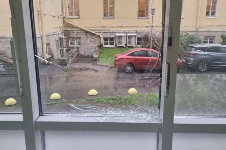 В Центральном районе сотрудники Росгвардии задержали гражданина, разбившего окно в медицинском учреждении