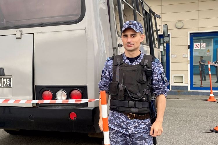 Сотрудники и военнослужащие ГУ Росгвардии приняли участие в обеспечении правопорядка во время футбольного матча «Зенит» - «Ахмат»