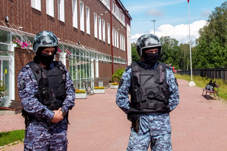 В Сестрорецке сотрудники Росгвардии приняли участие в практической тренировке на территории учебного заведения