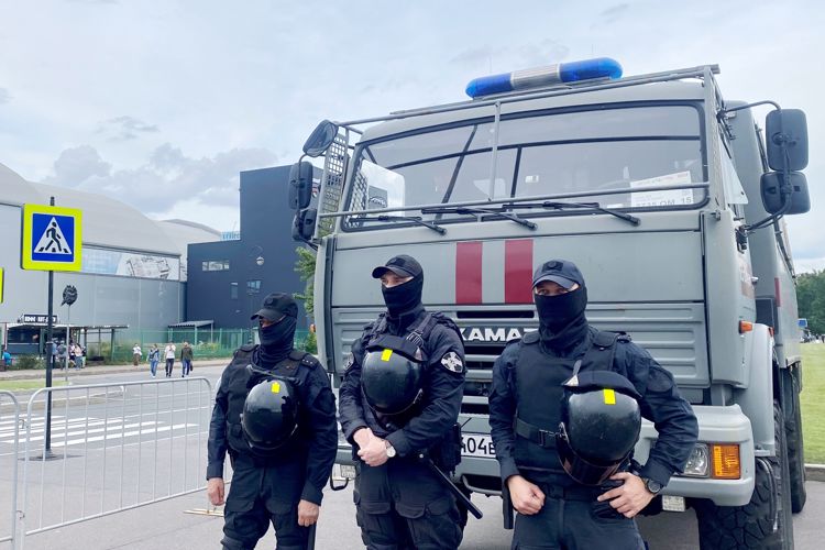 Сотрудники и военнослужащие ГУ Росгвардии приняли участие в обеспечении правопорядка во время футбольного матча «Зенит» - «Ахмат»