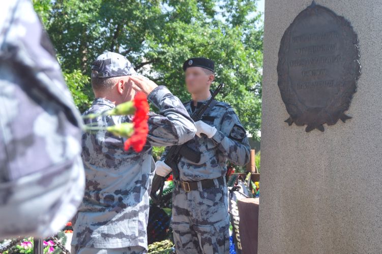 Сотрудники ОМОН "Бастион" почтили память погибших товарищей