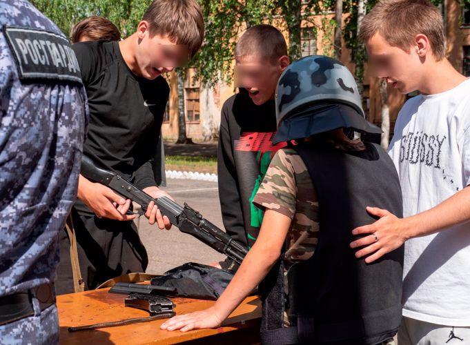 В Московском районе сотрудники Росгвардии провели информационно-ознакомительное мероприятие для подростков