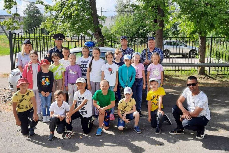 В Волховском районе сотрудники Росгвардии провели встречу с воспитанниками летнего оздоровительного лагеря