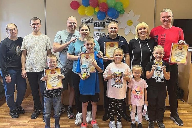 В Киришском районе Ленинградской области сотрудники вневедомственной охраны Росгвардии отметили праздник День семьи, любви и верности
