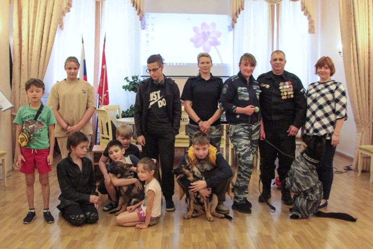 Председатель совета ветеранов петербургского ОМОН "Балтика" посетил социальный центр Василеостровского района