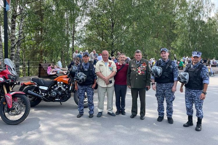 Во Всеволожске сотрудники Росгвардии приняли участие в мероприятии, посвященном Дню ветеранов боевых действий