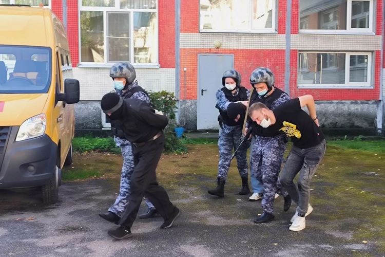 В Санкт-Петербурге и Ленинградской области сотрудники Росгвардии проверили системы безопасности школ перед новым учебным годом