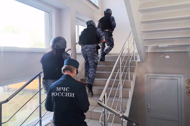 В Санкт-Петербурге и Ленинградской области сотрудники Росгвардии проверили системы безопасности школ перед новым учебным годом