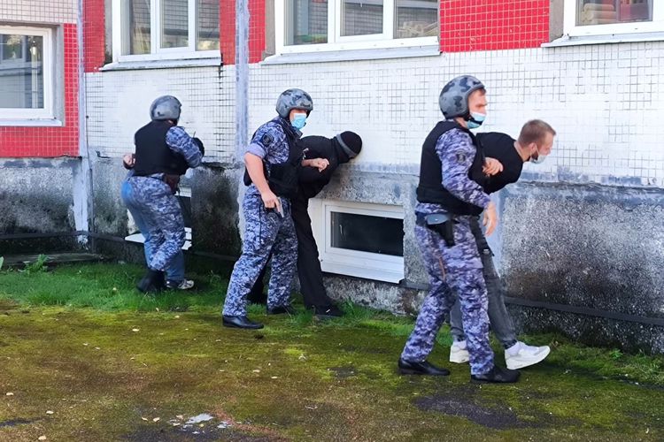 В Санкт-Петербурге и Ленинградской области сотрудники Росгвардии проверили системы безопасности школ перед новым учебным годом