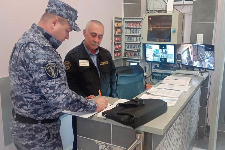 В Санкт-Петербурге и Ленинградской области сотрудники Росгвардии проверили системы безопасности школ перед новым учебным годом