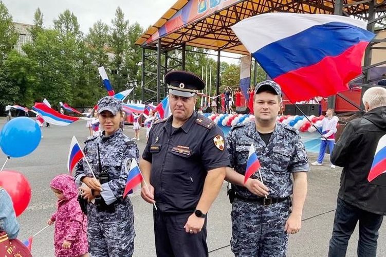 Сотрудники подразделений Росгвардии региона приняли участие в мероприятиях, посвященных Дню Государственного флага России