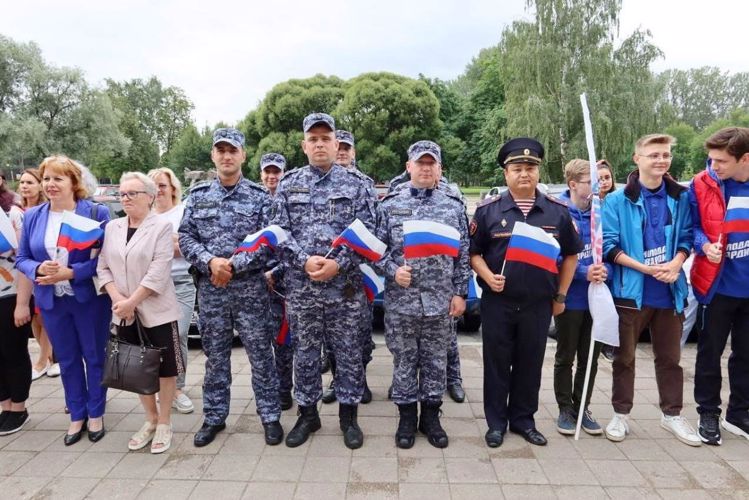 Сотрудники подразделений Росгвардии региона приняли участие в мероприятиях, посвященных Дню Государственного флага России