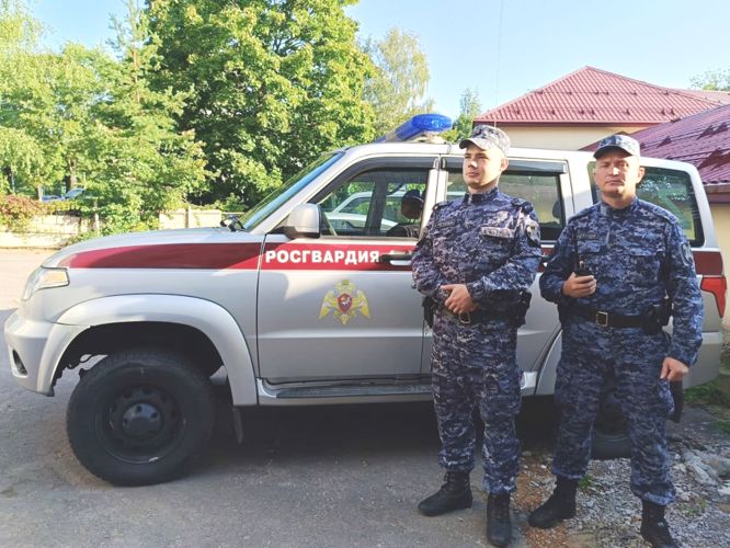 Во Всеволожске патрульный наряд Росгвардии экстренно доставил роженицу в больницу