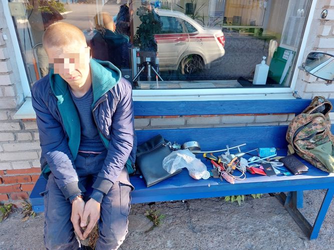 В Выборгском районе наряд вневедомственной охраны задержал правонарушителя, проникшего на территорию складского комплекса