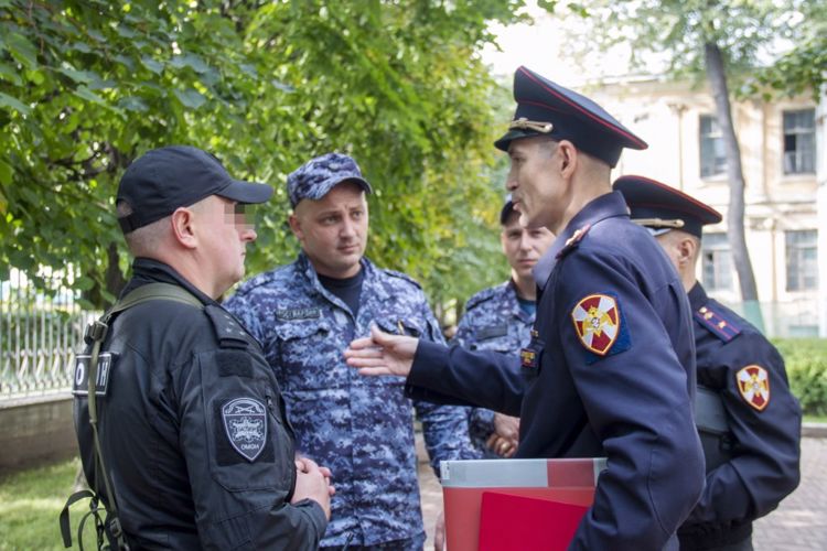 Сотрудники ГУ Росгвардии провели занятия по нейтрализации вооруженного преступника и освобождению заложников