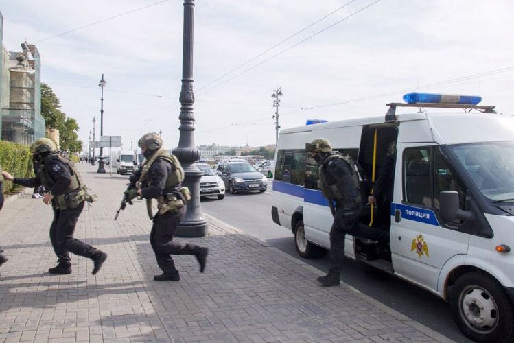 Сотрудники ГУ Росгвардии провели занятия по нейтрализации вооруженного преступника и освобождению заложников