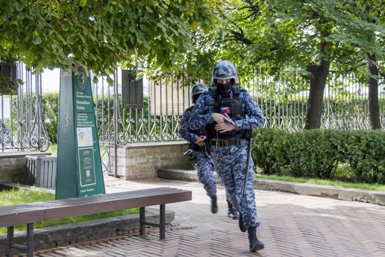 Сотрудники ГУ Росгвардии провели занятия по нейтрализации вооруженного преступника и освобождению заложников