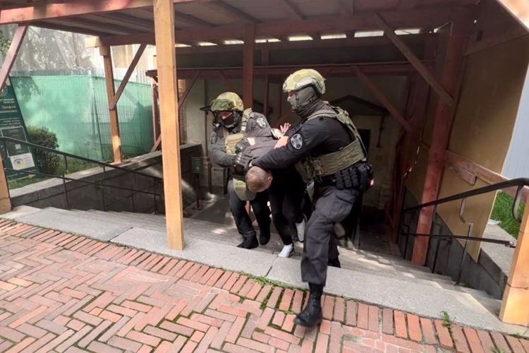 Сотрудники ГУ Росгвардии провели занятия по нейтрализации вооруженного преступника и освобождению заложников