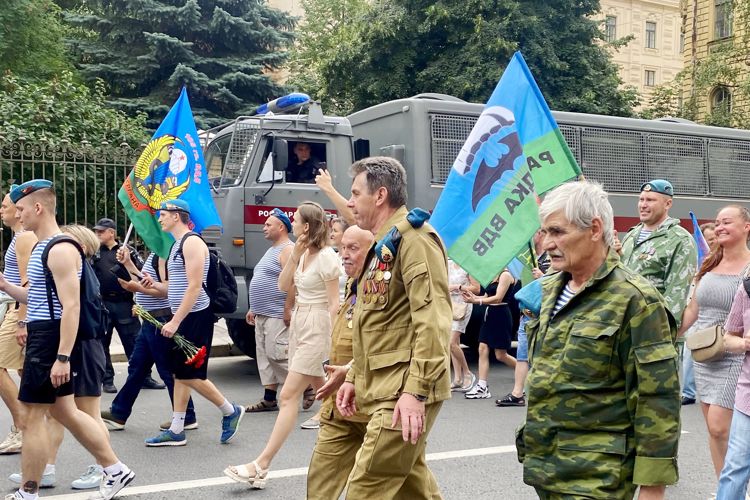 В Санкт-Петербурге сотрудники Росгвардии приняли участие в обеспечении правопорядка в День ВДВ