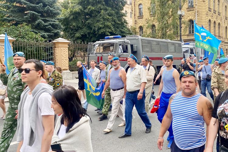 В Санкт-Петербурге сотрудники Росгвардии приняли участие в обеспечении правопорядка в День ВДВ