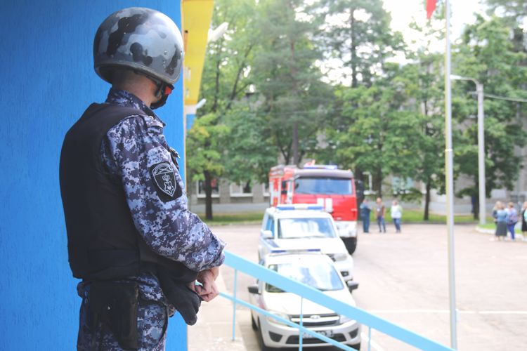 В Санкт-Петербурге и Ленинградской области сотрудники Росгвардии проверили системы безопасности школ перед новым учебным годом