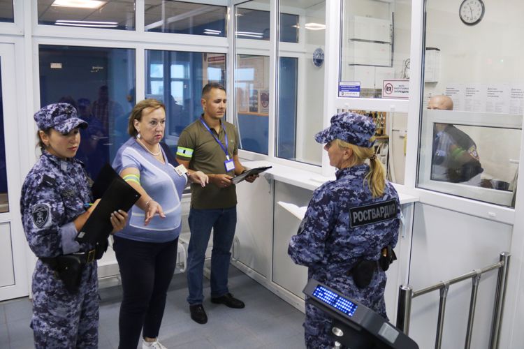 В Санкт-Петербурге и Ленинградской области сотрудники Росгвардии проверили системы безопасности школ перед новым учебным годом