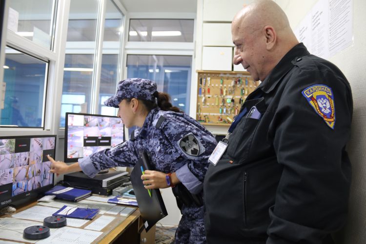 В Санкт-Петербурге и Ленинградской области сотрудники Росгвардии проверили системы безопасности школ перед новым учебным годом
