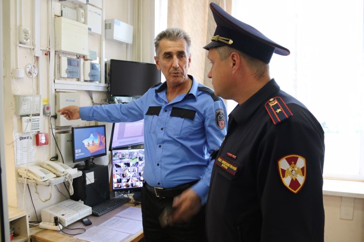 В Санкт-Петербурге и Ленинградской области сотрудники Росгвардии проверили системы безопасности школ перед новым учебным годом