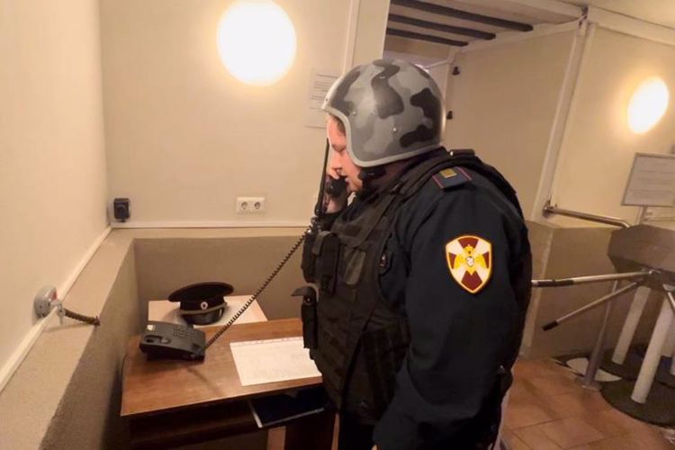 Сотрудники ГУ Росгвардии провели занятия по нейтрализации вооруженного преступника и освобождению заложников