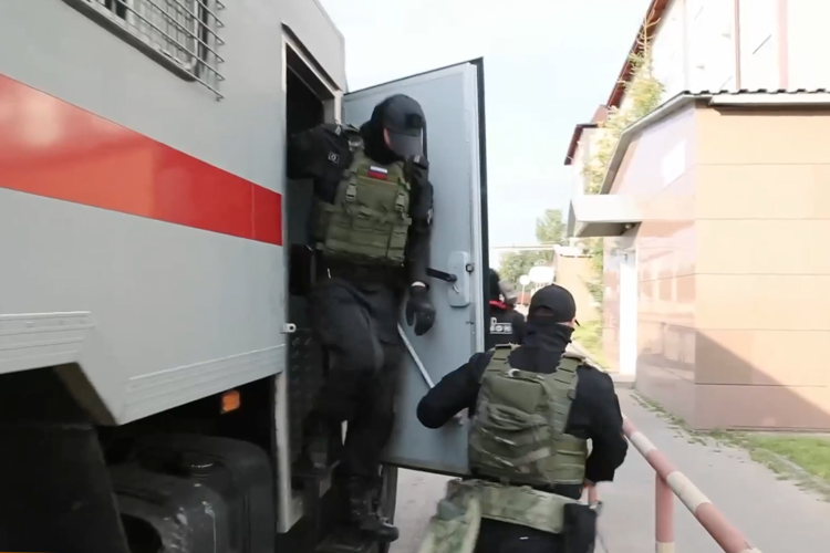Во Всеволожском районе сотрудники ОМОН Росгвардии обеспечивают проведение мероприятий по противодействию преступности мигрантов