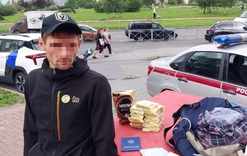 В Выборгском районе наряд вневедомственной охраны задержал рецидивиста, убегавшего с похищенными товарами от работницы магазина