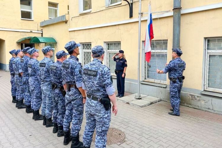 Сотрудники вневедомственной охраны Санкт-Петербурга и Ленобласти присоединились к празднованию Дня Государственного флага России