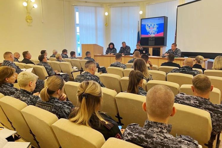 Сотрудники вневедомственной охраны Санкт-Петербурга и Ленобласти присоединились к празднованию Дня Государственного флага России